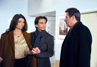 Rote Rosen – ARD ROTE ROSEN FOLGE 1469 Uhr im ERSTEN. Lorenzo (Coco Wallraff, M.) inszeniert eine Begegnung Gunters (Hermann Toelcke, r.) mit der kranken Benita (Barbara Ricci, l.), was Gunter ungewollt erschüttert.