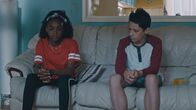 Joe All Alone – Kann Joe (Daniel Frogson) Asha (Liani Samuel) wirklich vertrauen? Kann er ihr die ganze Wahrheit sagen? Immerhin kennt er sie noch nicht sehr lange.