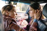 Zimmer mit Stall – Leonie (Carolin Garnier, re.) spricht mit ihrer Mama Sophie (Aglaia Szyszkowitz).