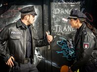 Notruf Hafenkante – Kris (Marc Barthel) und Pinar (Aybi Era) wollen sich den Pokerraum, in dem illegale Pokerrunden stattfinden genauer ansehen.