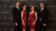 So laut du kannst – Jan Berger (Ulrich Brandhoff, l.), Kim (Friederike Becht, 2.v.l.), Maja (Nina Gummich, M.) und Max (Jan Krauter, r.) treffen am Abend des Dinners aufeinander.