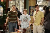 Two and a Half Men – Alan (Jon Cryer, l.) ist mit seinem Bruder Charlie (Charlie Sheen, r.) und seinem Sohn Jake (Angus T. Jones, M.) in einem Coffeeshop. Dort läuft ihm Cynthia über den Weg ...