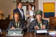 Hubert und Staller – L-R: Christian Tramitz (Franz Hubert), Claus Umbach (Thomas Kügel), Julia Zobel (Katrin Lux), Johannes Staller (Helmfried von Lüttichau)