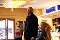Mr. Inbetween – (v.l.n.r.) Brittany (Chika Yasumura); Ray Shoesmith (Scott Ryan); Maddy (Alyla Browne)