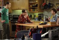 The Big Bang Theory – Toby (D.J. Qualls, r.) spielt bei der Lügengeschichte von Leonard (Johnny Galecki, M.) und Sheldon (Jim Parsons, l.) mit - und zieht bei den beiden ein. Angetan von Pennys Mitgefühl will er überhaupt nicht mehr ausziehen ...