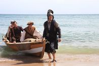 Death in Paradise – Der Heimatverein von Saint-Marie zelebriert in traditioneller Kostümierung die Feier der Kolonialisierung. Die Mitglieder Teresa (Amanda Root, l.), Henri (Georges Corraface, 2.v.l.), Ryan (Tyger Drew-Honey, 2.v.r.) und der Leiter Francis Davis (Adrian Lukis, r.) pflegen diese Tradition. Doch ausgerechnet Francis soll dieses Fest nicht mehr miterleben.