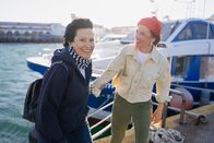 Auf und davon – v.li.: Katharina Heyer und Mona Vetsch werden in Tarifa fast vom Wind verweht.