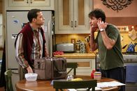 Two and a Half Men – Charlie (Charlie Sheen, r.) hat endlich genug davon, sich immer mit der gleichen Sorte von Frauen abzugeben. Mit Alan (Jon Cryer, l.) geht er dann zu einem gemeinsamen Essen mit Linda und Donna, dass allerdings anders endet, als er sich das ausgemalt hatte ..