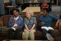 Community – Ein ganz besonderer Unterricht: Professorin June Bauer (Betty White, M.), Abed (Danny Pudi, l.) und Troy (Donald Glover, r.) ...