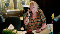 Beyond Paradise – Polizei-Bürokraft Margo Martins (Felicity Montagu) trägt wichtige Informationen für die Ermittlungen zusammen.