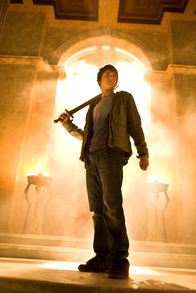 Percy Jackson - Diebe im Olymp – Lange glaubte Percy Jackson (Logan Lerman), er wäre so normal wie alle anderen Jungen. Doch plötzlich muss er feststellen, dass er der Sohn Poseidons ist und sich mitten in einem schrecklichen Götterkrieg befindet ...