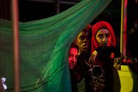We Are Lady Parts – Kurz vor dem Auftritt liegen die Nerven blank selbst bei Saira (Sarah Kameela Impey, l.), Bisma (Faith Omole, M.) und Ayesha (Juliette Motamed, r.).