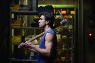 Fack Ju Göhte – Nach seiner Haftentlassung kann Zeki Müller (Elyas M'Barek) einen Nebenjob als Lehrer ergattern. Doch der Bankräuber hat kein Interesse daran, seinen Schülern etwas beizubringen. Er möchte sich nur auf diesem Wege Zugang zu seiner versteckten Beute verschaffen, die auf dem Gelände der Schule vergraben ist ...