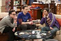 The Big Bang Theory – Während Leonard (Johnny Galecki, l.) und Raj (Kunal Nayyar, r.) den Atem anhalten müssen, hat Sheldon (Jim Parsons, M.) seinen ersten richtigen Streit mit Amy ...