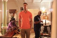 Death in Paradise – William Lee (Cornell John, l.), Daniel Thomson (Royce Pierreson, M.) und Andre Morgan (Don Gilet, r.) scheinen sehr betroffen von dem Tod des Rumbrennerei-Besitzers zu sein. Doch sie alle waren in unmittelbarer Nähe des Opfers, als der Mord geschah. Können sie als Verdächtige gelten?