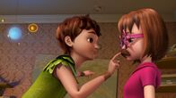 Peter Pan - Neue Abenteuer – Peter Pan fordert Wendy zum Schweigen auf.