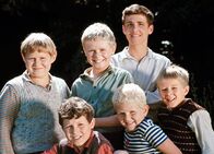 Die 6 Kummerbuben – Die 6 Kummerbuben. Hintere Reihe: Jürg Dreier als Hänsel, Beat Schenk als Fritzli, Urs Hofmann als Mändel. Vordere Reihe: Heinz Hiltbrunner als Freddy, Urs Welsch als Päuli, Uli Hager als Peterli
