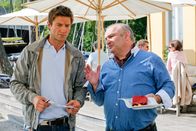 Die Rosenheim-Cops – Sven Hansen (Igor Jeftic, l.) ist überrascht von den Beobachtungen von Maximilian Volkert (Sigi Zimmerschied, r.) mitteilt.