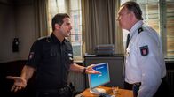 Notruf Hafenkante – Nachdem auch Tarik (Serhat Cokgezen, l.) einen anonymen Anruf bekommen hat, möchte er von Haller (Hannes Hellmann, r.) wissen, worum es in Kims Disziplinarverfahren geht.