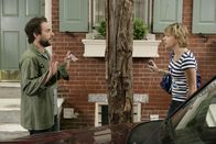 It's Always Sunny in Philadelphia – Charlie (Charlie Day, l.) ist fest davon überzeugt, dass sowohl Dennis als auch Mac mit der Kellnerin (Mary Elizabeth Ellis, r.) aus dem Coffee Shop geschlafen haben ...