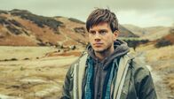 Inspector Mathias - Mord in Wales – Lewis Jones (Gwydion Rhys), Sohn der Haushälterin des ermordeten Anwalts, beteiligt sich an der Jagd nach Daniel.