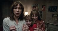 Conjuring 2 – (v.l.n.r.) Peggy (Frances O'Connor); Janet (Madison Wolfe); Margaret (Lauren Esposito)