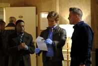 MacGyver – Auf der Suche nach dem Zodiac-Mörder kommen Bozer (Justin Hires, l.), MacGyver (Lucas Till, M.) und Jack Dalton (George Eads, r.) dem berüchtigten Killer aus den 70er Jahren immer näher. Doch werden sie ihn wirklich finden?; Auf der Suche nach dem Zodiac-Mörder kommen Bozer (Justin Hires, l.), MacGyver (Lucas Till, M.) und Jack Dalton (George Eads, r.) dem berüchtigten Killer aus den 70er Jahren immer näher. Doch werden sie ihn wirklich finden?