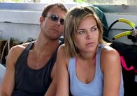 Open Water – Um sich von ihrer anstrengenden Arbeit zu erholen, buchen Susan (Blanchard Ryan, r.) und Daniel (Daniel Travis, l.) einen Urlaub auf den Bahamas. Doch als sich das Pärchen nach einem Tauchausflug plötzlich allein mitten im Ozean wieder findet, ist es mit der Erholung vorbei ...