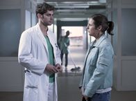 In aller Freundschaft – Dr. Niklas Ahrend (Roy Peter Link) macht Inka Wiedemann (Sanne Schnapp) klar, dass die Spielsucht ihres Bruders Markus eine Krankheit ist. Inka bittet den Arzt, ihren Bruder nicht zu verurteilen.