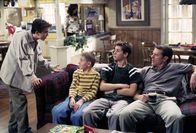 Malcolm mittendrin – Malcolm (Frankie Muniz, li.) leistet angestrengte Überzeugungsarbeit, die von Dewey (Erik Per Sullivan, 2.v.li.), Reese (Justin Berfield, 2.v.re.) und Hal (Bryan Cranston, re.) zunichte gemacht wird.