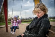 Notruf Hafenkante – Karin (Anne Kasprik, r.) schläft ein, während sie auf Antonia (Neala Hoppe, l.) aufpasst, was schlimme Folgen mit sich bringt.