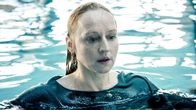 Schnee – Lucia (Brigitte Hobmeier) im Schwimmbad.
