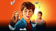 KinoFestival im Ersten: Hot Summer Nights – Daniel (Timothée Chalamet, Mitte) erlebt mit McKayla (Maika Monroe, li.) und Hunter (Alex Roe, re.) einen Sommer im Adrenalin-Modus.