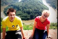 2 durch Deutschland – Die Reporter André Gatzke (links) und Esther Brandt lernen das Saarland kennen, u.a. die "Cloef" an der Saarschleife.