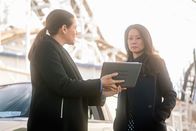 Elementary – Watson (Lucy Liu, r.) reagiert skeptisch, als sie von ihrer NYPD-Rivalin Cortes (Monique Gabriela Curnen, l.) um Rat gebeten wird. Will die Ermittlerin wirklich Hilfe von Joan oder führt sie etwas anderes im Schilde?