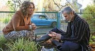 Winterwalzer – Ina Gottwald (Antonia Bill) versucht ihren Vater Albert (Ulrich Matthes) zu beruhigen.