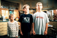 Malcolm mittendrin – Dewey (Erik Per Sullivan, li.), Malcolm (Frankie Muniz, mi.) und Reese (Justin Berfield) müssen eine Standpauke über sich ergehen lassen.