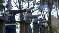 Foxcatcher – John du Pont (Steve Carell, l) organisiert regelmäßig ein Schießtraining mit den örtlichen Polizisten.