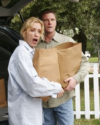 Desperate Housewives – Als Lynette (Felicity Huffman, l.) und Tom (Doug Savant, r.) erfahren, dass ihre Söhne in der Nachbarschaft stehlen, sind sie entsetzt ...