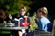 Mum – Pauline (Dorothy Atkinson, li.) und Kelly (Lisa McGrillis, re.) diskutieren darüber, wieviel Geld sie für die Ansicht des Mondes verlangen würden, wenn er ihnen gehören würde.