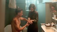 Babylon Berlin – Charlotte Ritter (Liv Lisa Fries, re.) verarztet Gereon Rath (Volker Bruch, li.) nach einem brutalen Kampf.