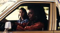 American Horror Story – Brooke Thompson (Emma Roberts, l.); Rita (Angelica Ross, r.)
