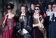 Versailles – Elisa Lasowski (Marie-Thérèse), George Blagden (Louis XIV), Anna Brewster (Montespan)