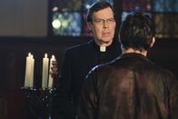Criminal Minds – Als in Portland, Oregon mehrere Menschen getötet wurden, ist das BAU-Team gefragt um den Täter zu finden. Bei den Ermittlungen treffen sie auf Ben Foster (Bug Hall, r.) und einen Priester (Ivar Brogger, l.). Doch was haben sie damit zu tun?; Als in Portland, Oregon mehrere Menschen getötet wurden, ist das BAU-Team gefragt um den Täter zu finden. Bei den Ermittlungen treffen sie auf Ben Foster (Bug Hall, r.) und einen Priester (Ivar Brogger, l.). Doch was haben sie damit zu tun?