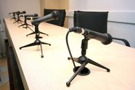 Pressekonferenz – Press conference, microphones in row