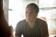Navy CIS: New Orleans – Wird Special Agent Dwayne Pride (Scott Bakula, r.) der Whistleblowerin Martha Roberts (Dendrie Taylor, l.) helfen, den vermeintlichen Serienkiller zu schnappen?