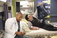 Scrubs - Die Anfänger – Versuchen, herauszufinden, wer von den Studenten J.D. eine schlechte Dozentenbewertung gegeben hat: Turk (Donald Faison, l.) und J.D. (Zach Braff, r.) ...