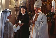 Um Himmels Willen – Feierliche Aufnahmezeremonie für Novizin Gina (Donia Ben-Jemia, l.) mit Bischof Rossbauer (Horst Sachtleben, r.) und Mutter Oberin (Rosel Zech, M.).