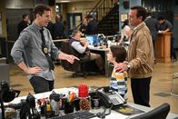 Brooklyn Nine-Nine – Jake Peralta (Andy Samberg, l.); Charles Boyce (Joe Lo Truglio, r.)