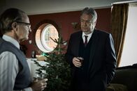 Der junge Inspektor Morse – Fred Thursday (Roger Allam, r.) und Reginald Bright (Anton Lesser, l.) sind sich darüber einig, dass ihr Kollege Morse falsch ermittelt und der Mörder bereits gefunden wurde. Doch sie täuschen sich.